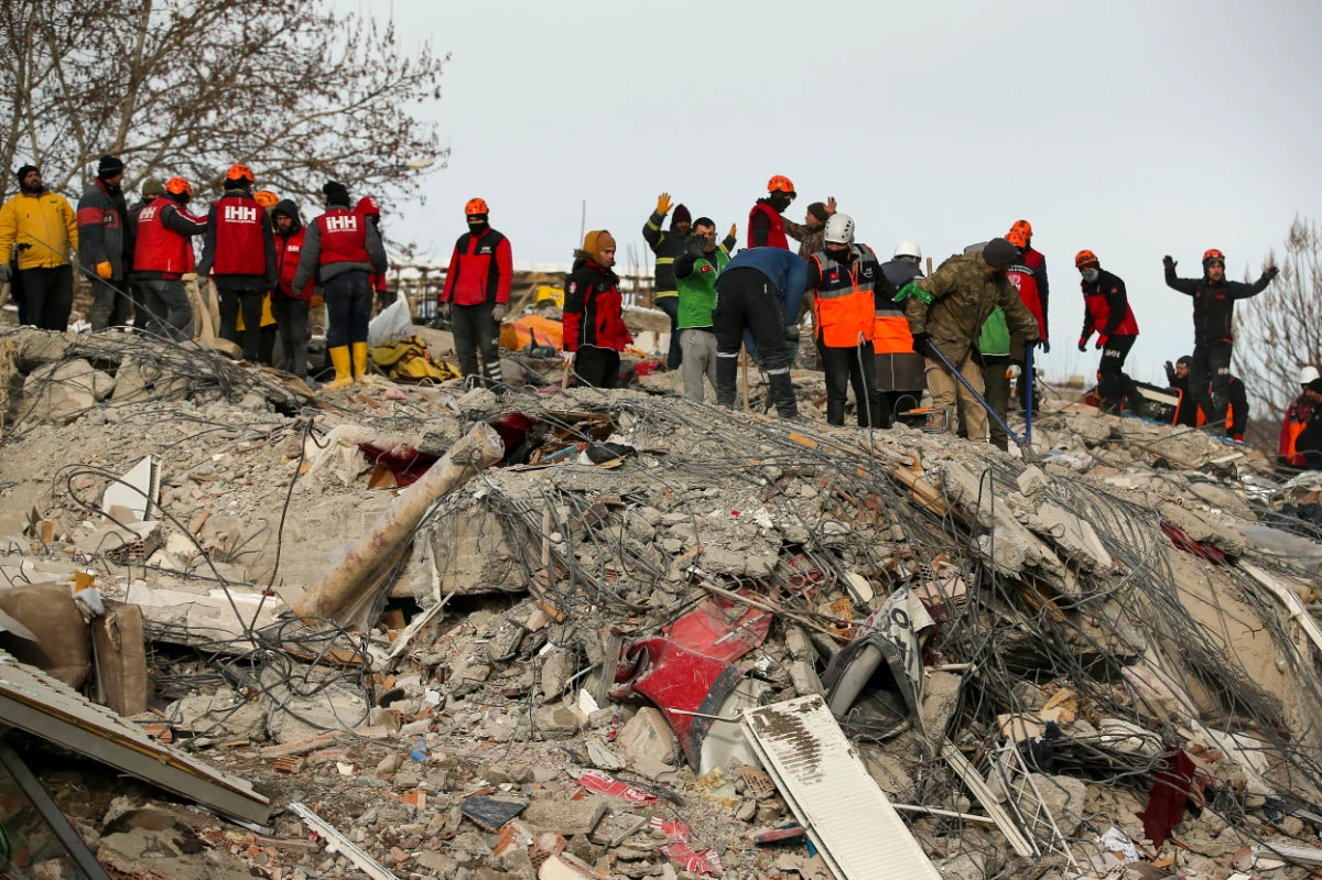 Rescue workers search for survivors on a collapsed building in Malatya, eastern Turkiye, on Feb. 8, 2023. Among those found dead in Malatya was a Yemeni doctor, Hamedi Al-Ghazali, and his wife. (AP)