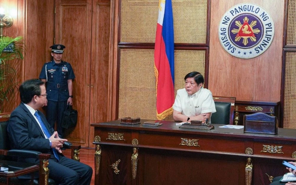 Philippine president Ferdinand Marcos Jr., right, meets with Chinese Ambassador Huang Xilian at Malacanang Palace in Manila, Philippines, Feb. 14, 2023. (AFP)