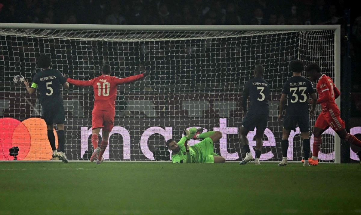 Bayern Munich's French forward Kingsley Coman (R) scores a goal during the UEFA Champions League football match between Paris Saint-Germain and Bayern Munich at the Parc des Princes in Paris, on Tuesday. (AFP)