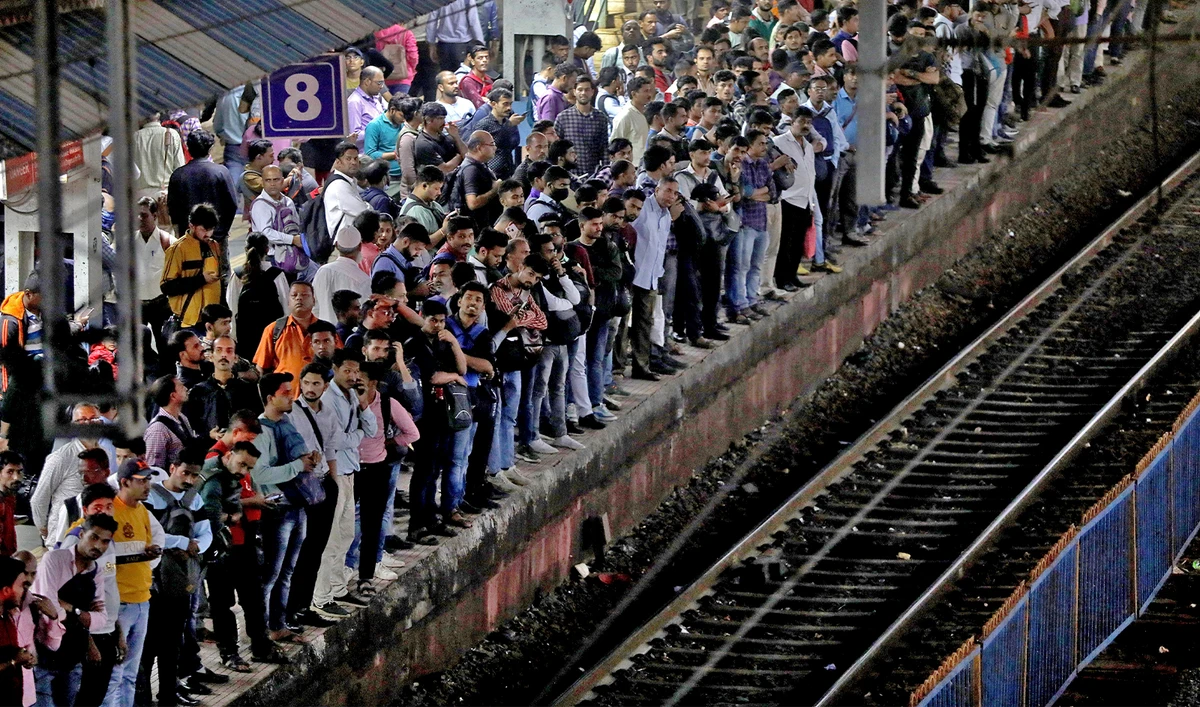 Commuters crowd on a platform as they wait to board suburban trains at a railway station in Mumbai, India, on January 20, 2023. (REUTERS)