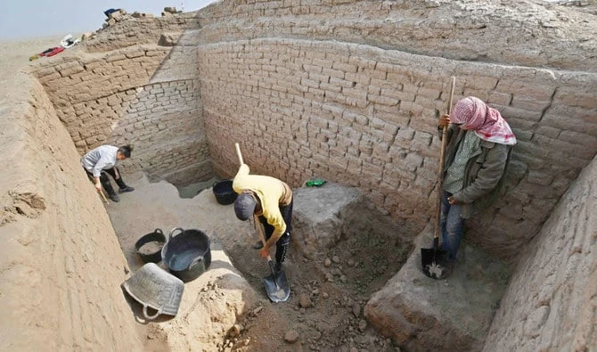 Members of a French-Iraqi archaeological team excavate at the site of the Sumerian city-state of Larsa, near Nasiriyah, in 2021. An ancient palace dating back thousands of years has been uncovered in Iraq through a British Museum project, The Times reported. (AFP/File)