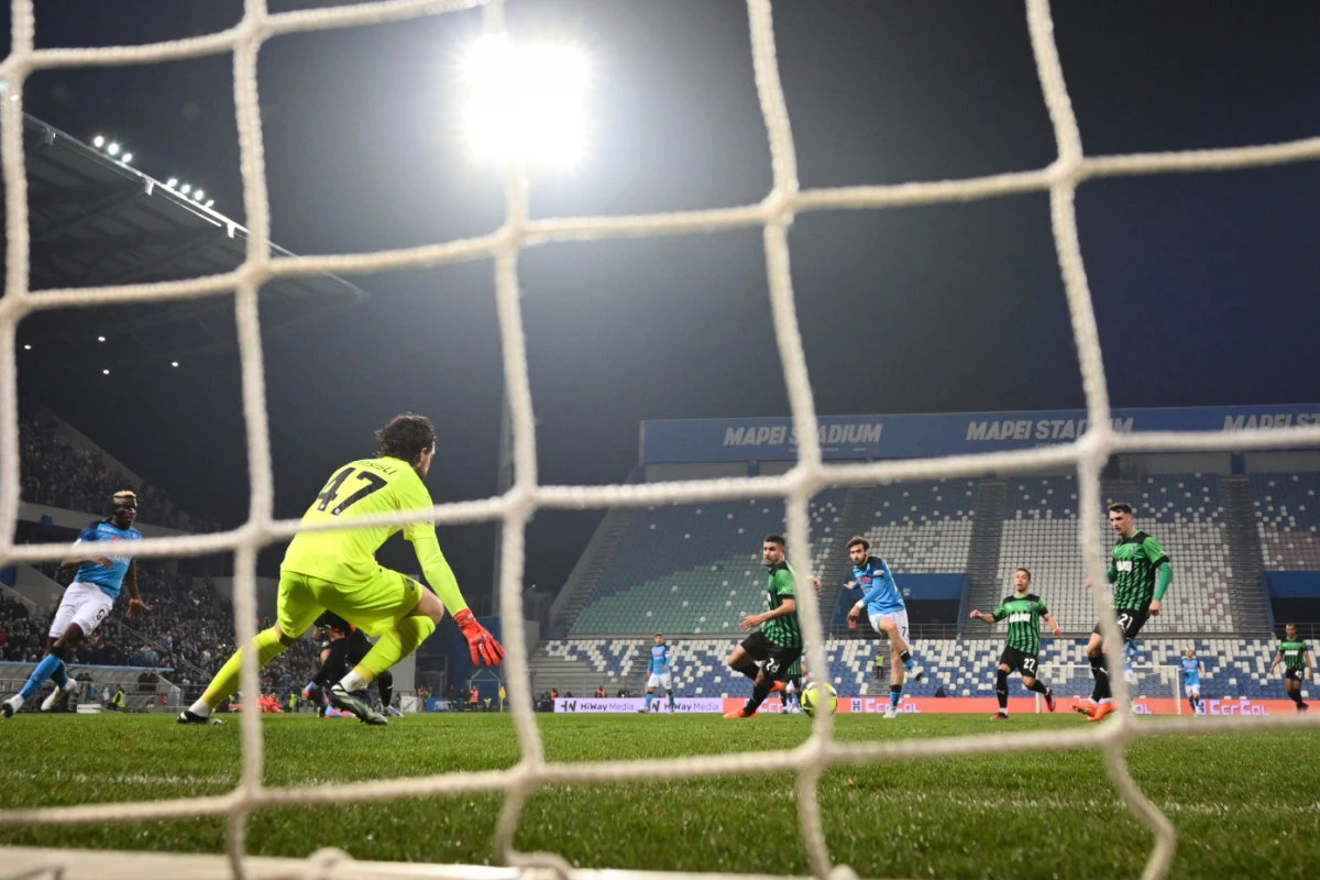 Napoli increases lead at top of Serie A to 18 points