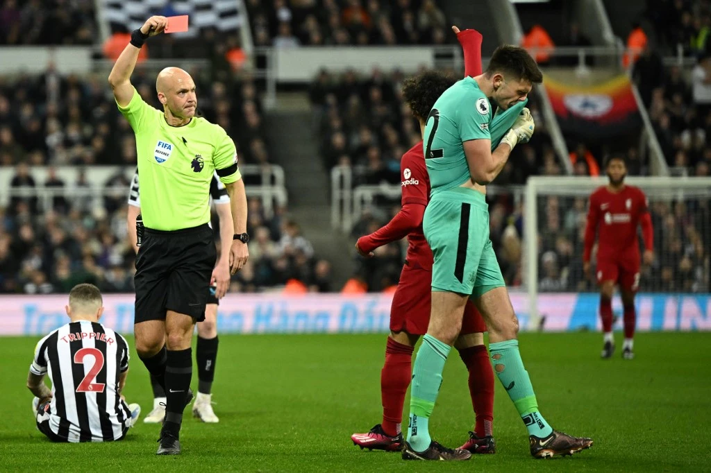 Newcastle’s goalkeeper Nick Pope, right, reacts after receiving a red card during the English Premier League match between Newcastle United and Liverpool at St James’ Park on Feb. 18, 2023. (AFP)