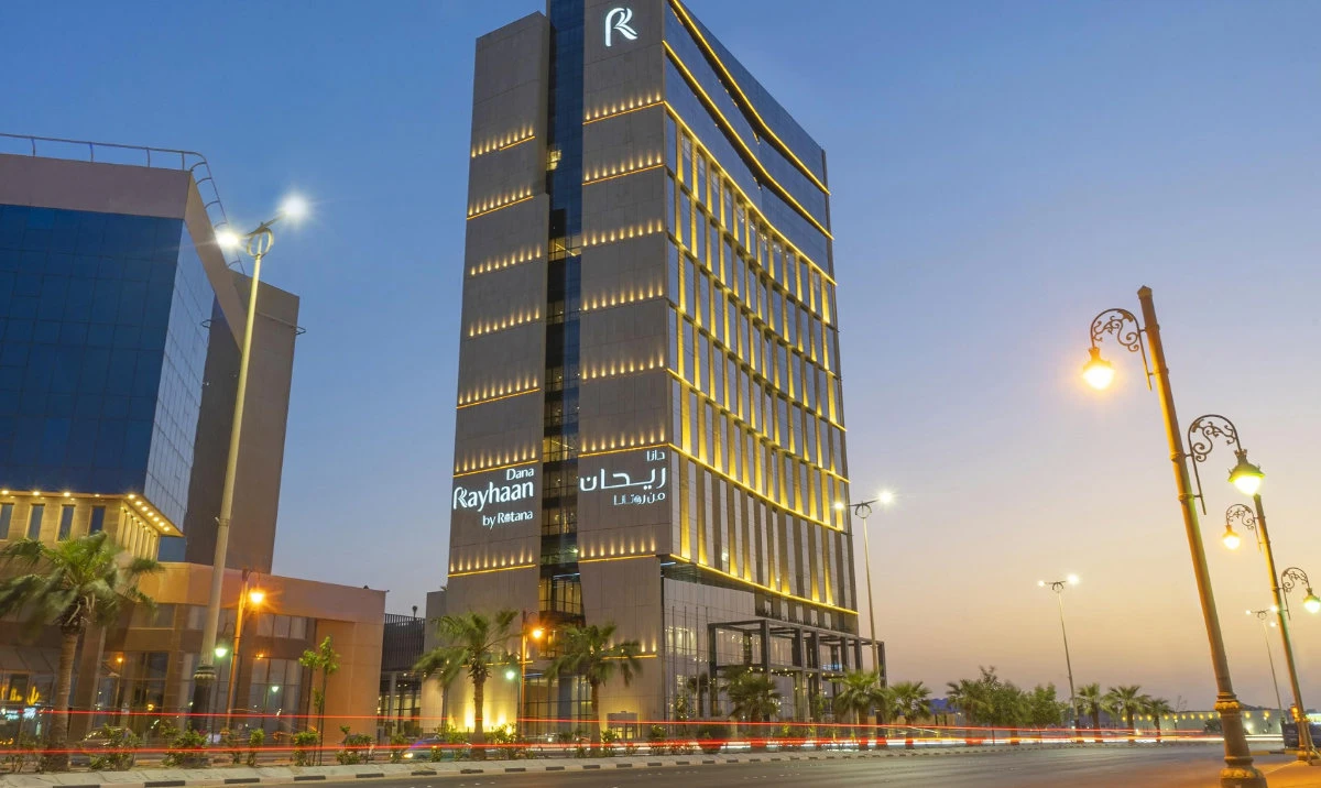 Dana Rayhaan by Rotana is situated in a prime location in the heart of the bustling city of Dammam, offering 285 rooms and suites, all with striking modern design.