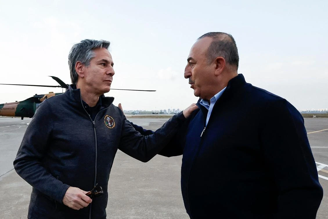 Turkish Foreign Minister Mevlut Cavusoglu (R) speaks with US Secretary of State Antony Blinken (L) after a helicopter tour of earthquake stricken areas on February 19, 2023. (AFP)