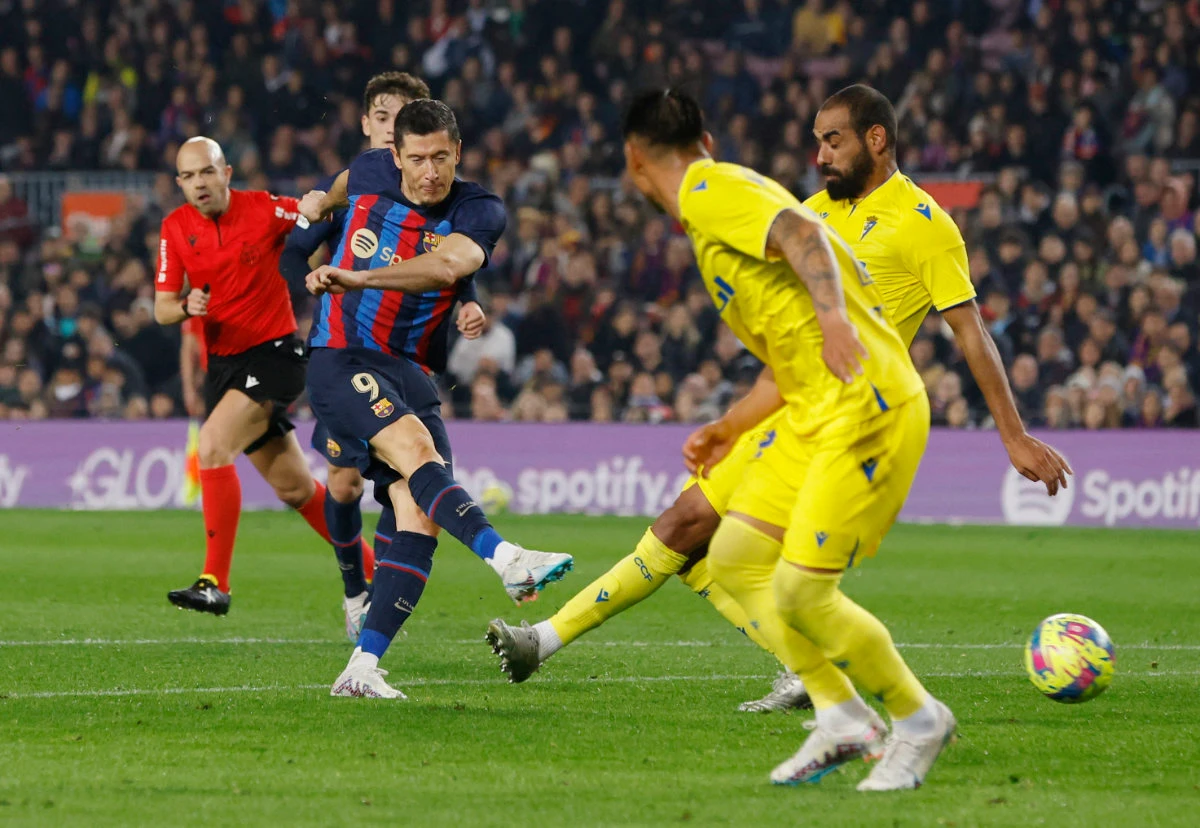 League leader Barcelona beats Cadiz 2-0 after turbulent week