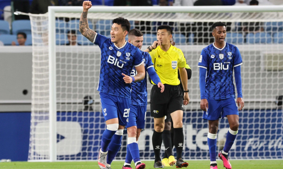 Hilal's South Korean defender Jang Hyun-soo (L) celebrates scoring his team's second goal during the AFC Champions League round of 16 match against UAE's Shabab Al-Ahli. (AFP)