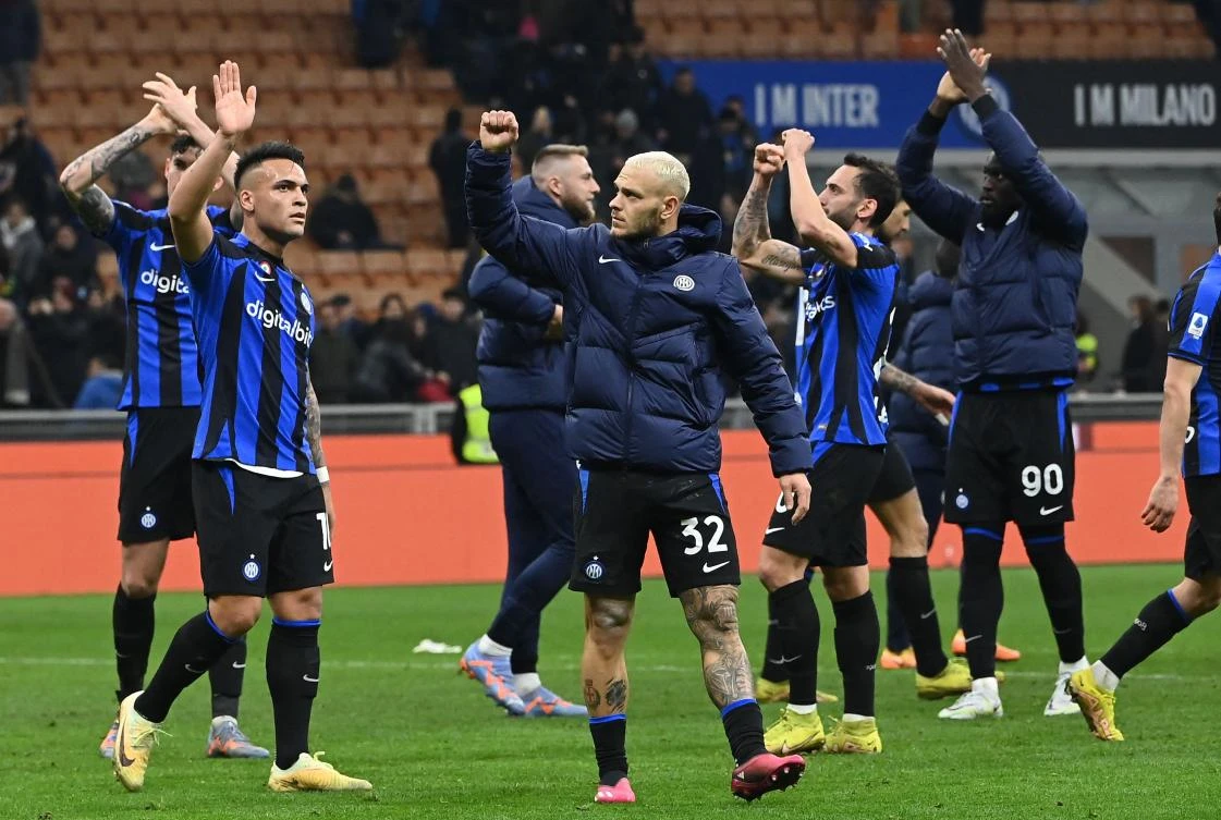 Inter Milan’s Argentinian forward Lautaro Martinez, Italian defender Federico Dimarco and other players celebrate winning their Serie A match against Udinese Calcio at San Siro stadium in Milan on Feb. 18, 2023. (AFP)