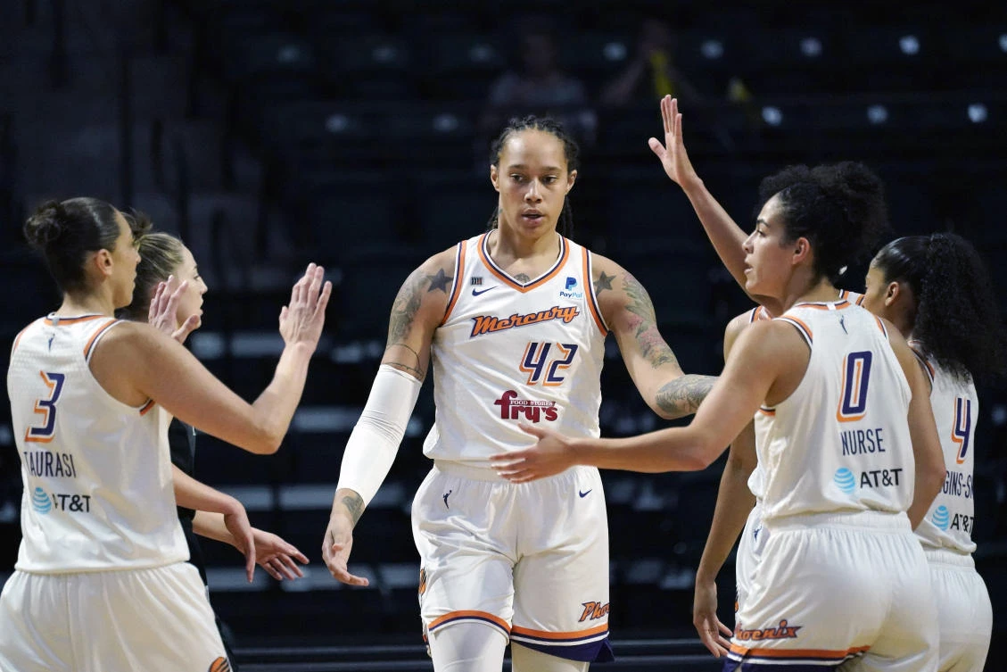Brittney Griner re-signs with Phoenix Mercury