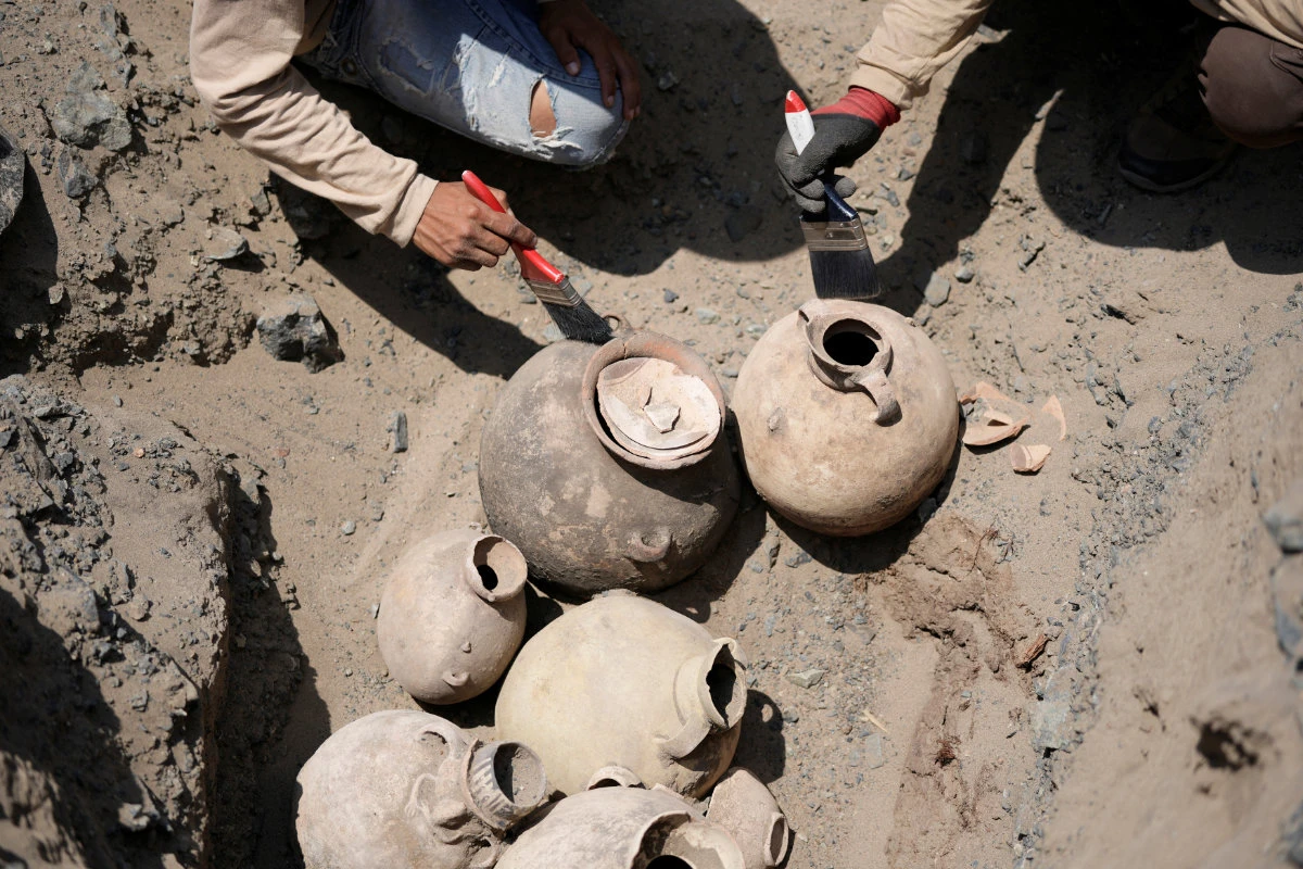 Peruvian archaeologists unearth 30 pre-Inca era graves