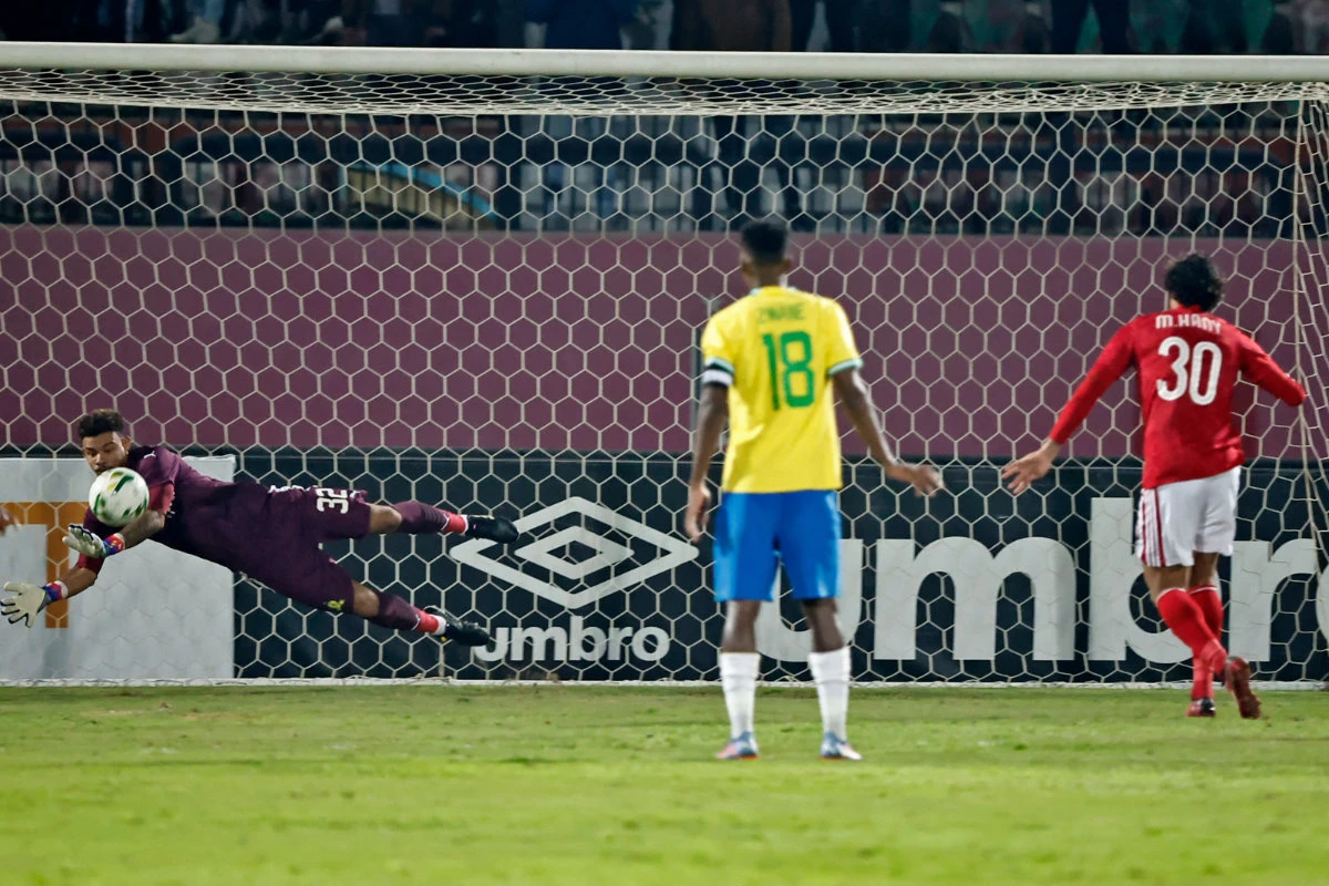 Sundowns' goalkeeper Ronwen Williams saves a goal by Ahly's Egyptian defender Mohamed Hany during the CAF Champions League Group B match between Egypt's Al-Ahly and South Africa's Mamelodi Sundowns at Al-Salam stadium in Cairo on Feb. 25, 2023. (AFP)
