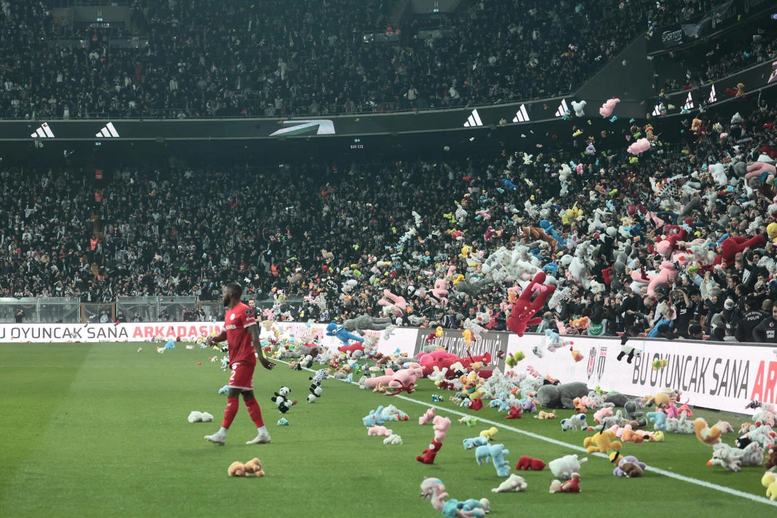 Fans throw toys onto the pitch in memory of young earthquake victims during a Turkish Super League match between Besiktas and Antalyaspor, Vodafone Park, Istanbul, Turkiye, Feb. 26, 2023. (Reuters)