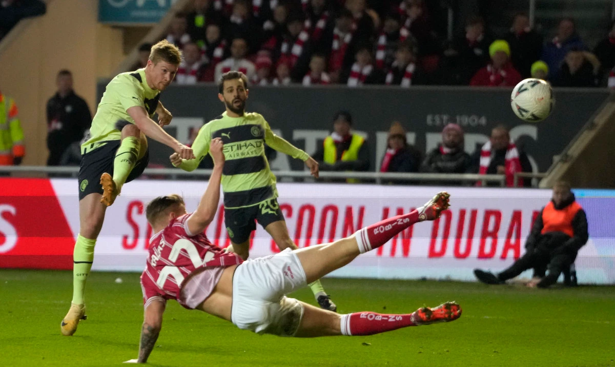 Manchester City's Kevin De Bruyne, left, attempts a goal as Bristol City's Tomas Kalas tries to stop the ball during the English FA Cup fifth round soccer match between Bristol City and Manchester City at Ashton Gate stadium in Bristol, England, Feb. 28, 2023. (AP)