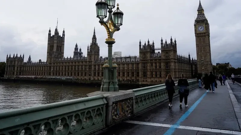 The British economy is still hampered by labor shortages, as the IMF confirmed. (AFP)