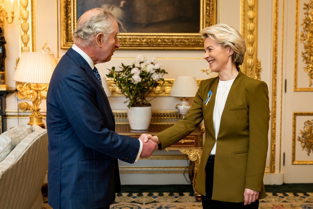 King Charles III shakes hands with EU Commission chief, Ursula von der Leyen, during an audience at Windsor Castle. Feb. 27(AFP)