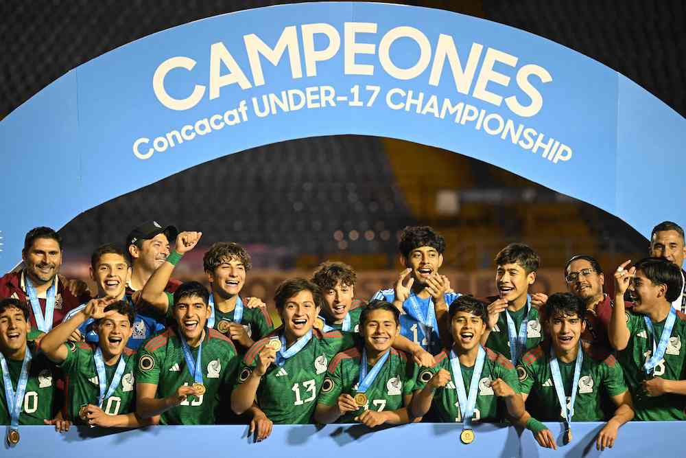Mexico’s footballers celebrate after defeating the USA in their 2023 CONCACAF Men’s Under-17 Championship final match at the Doroteo Guamuch Flores stadium in Guatemala City, on Feb. 26, 2023. (AFP)