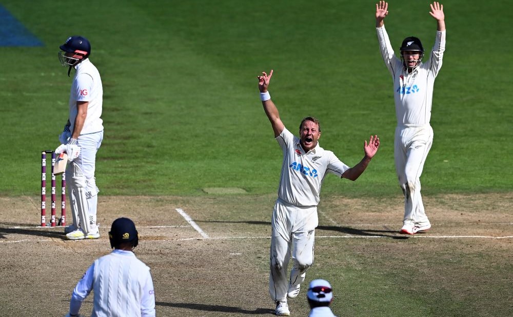 New Zealand’s Neil Wagner, center, celebrates the wicket of England’s James Anderson, left, to win the test series by one run in Wellington, New Zealand, Feb 28, 2023. (AP Photo)