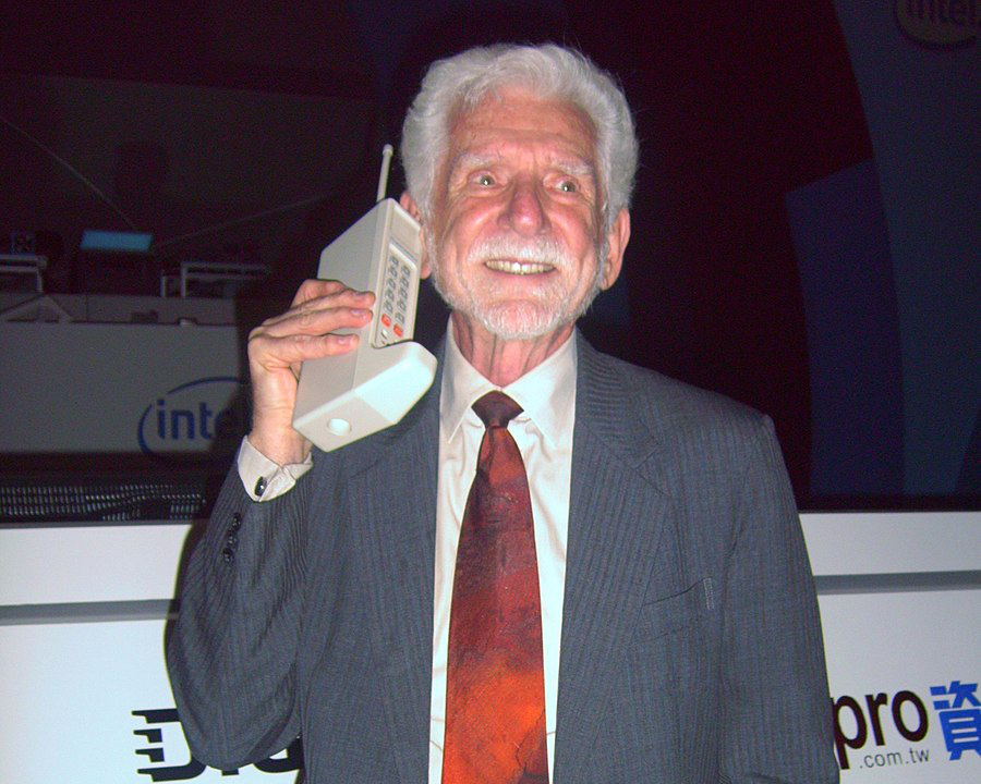 Father of cellphone sees dark side but also hope in new tech