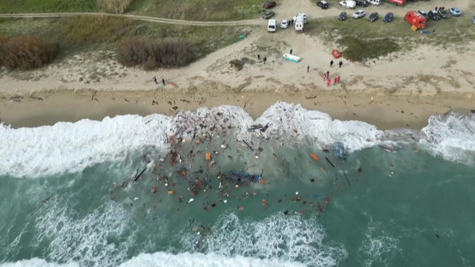 Prosecutors from the Calabrian town of Crotone have asked the Guardia di Finanza police for documents on their actions before the boat carrying 150-200 migrants broke up on rocks just a few metres from the shore last Sunday. (AFP)