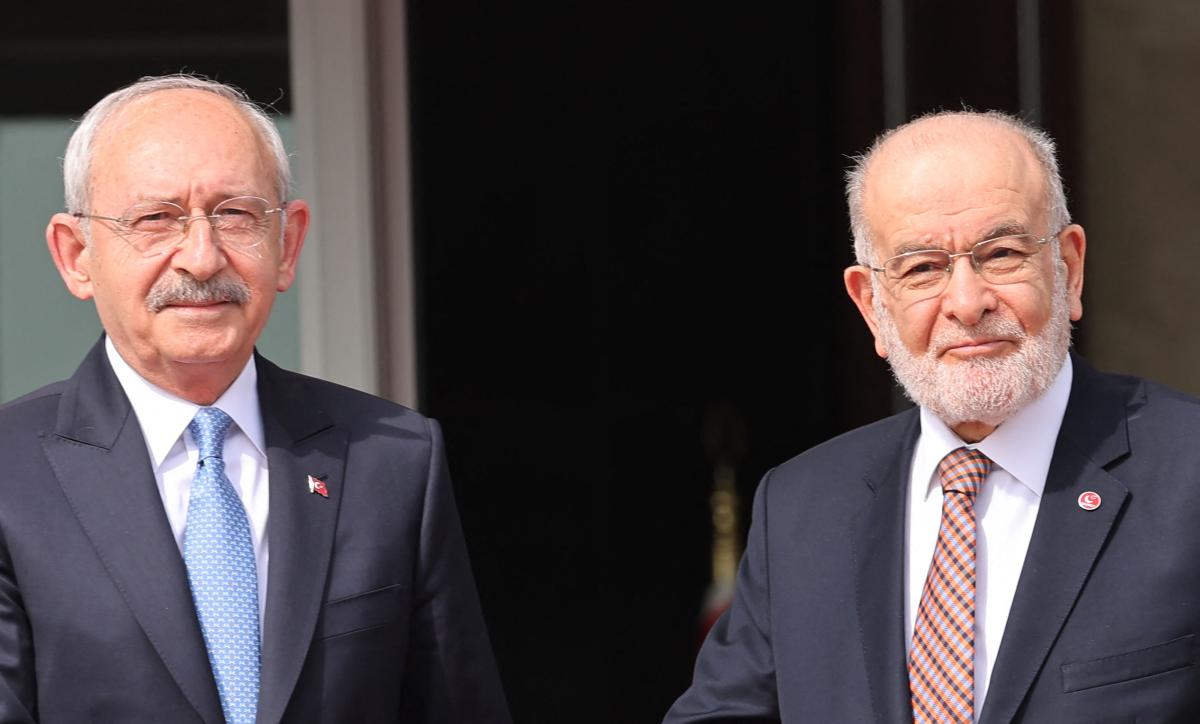 Chairman of Turkiye’s main opposition Republican People’s Party (CHP) Kemal Kilicdaroglu, (L), and the Chairman of the Felicity Party (SP) Temel Karamollaoglu (R) speak to the press. (FILE/AFP)