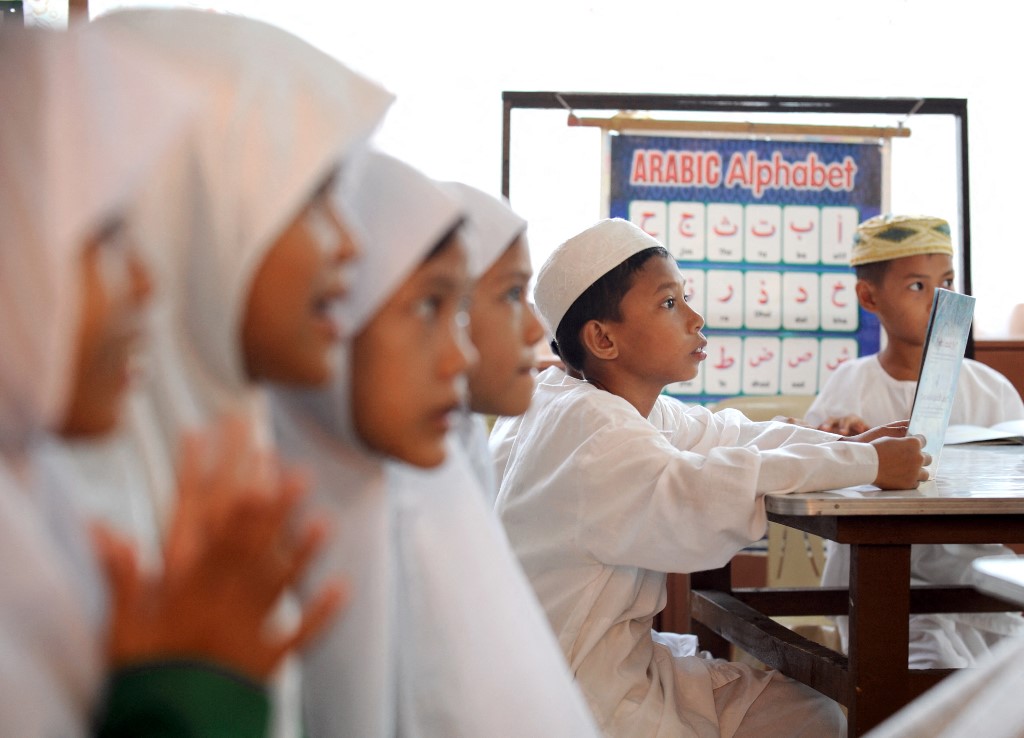 Muslim students listen to their teacher at a government elementary school in Manila on Oct. 9, 2008. (AFP/File)