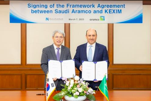 Export-Import Bank of Korea Chairman Yoon Hee-Sung (L) poses with Saudi Aramco Chief Financial Officer Ziad Al-Murshed (Shutterstock)