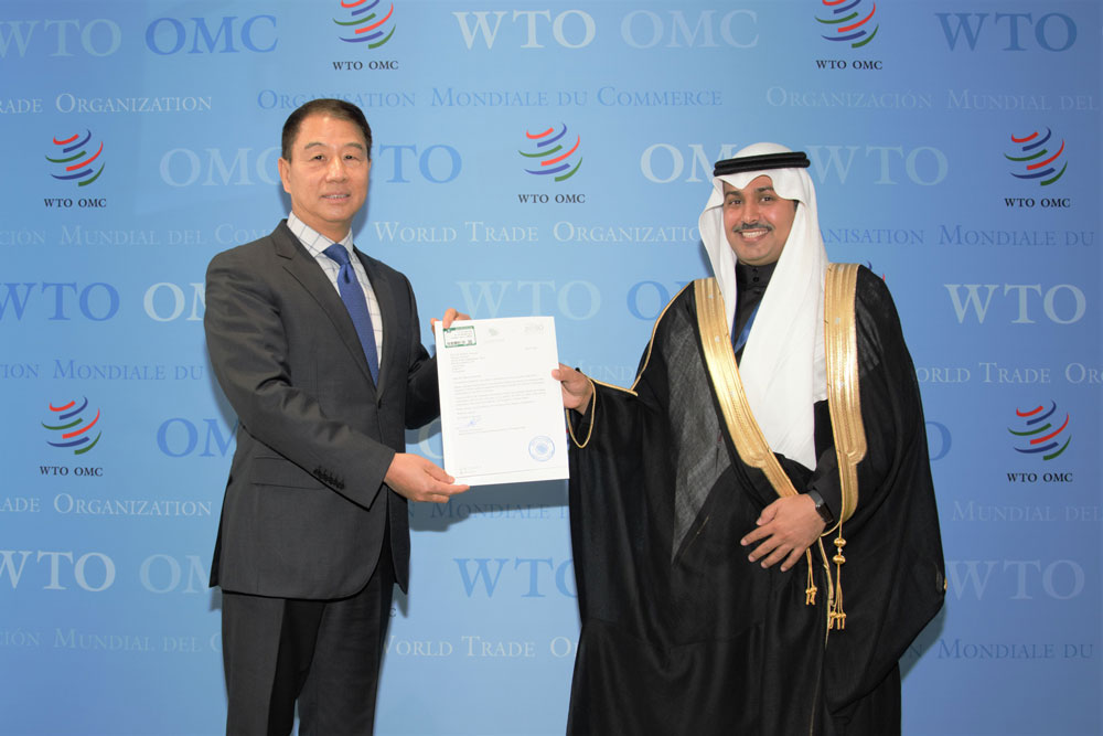 Saudi Arabia’s Ambassador to WTO Saqer Abdullah Almoqbel presents his credentials to Deputy Director-General Yi Xiaozhun in 2020. (WTO)