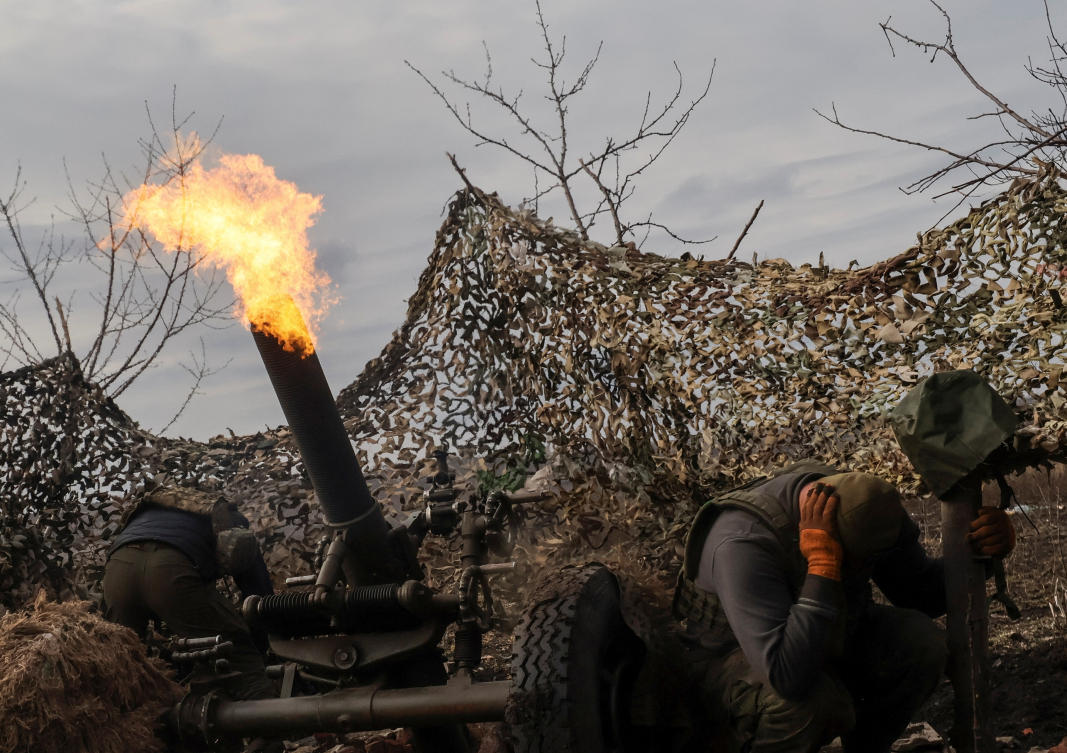 Ukrainian service members fire a mortar towards Russian troops outside the frontline town of Bakhmut, amid Russia's attack on Ukraine, in Donetsk region, Ukraine March 6, 2023. Radio Free Europe/Radio Liberty/Serhii Nuzhnenko via REUTERS THIS IMAGE HAS BEEN SUPPLIED BY A THIRD PARTY.