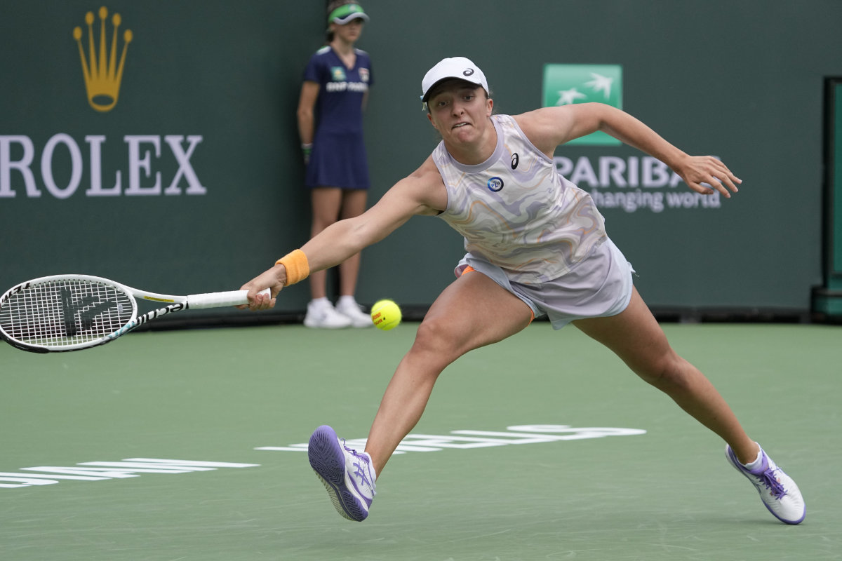 Defending champion Iga Swiatek off to fast start at Indian Wells