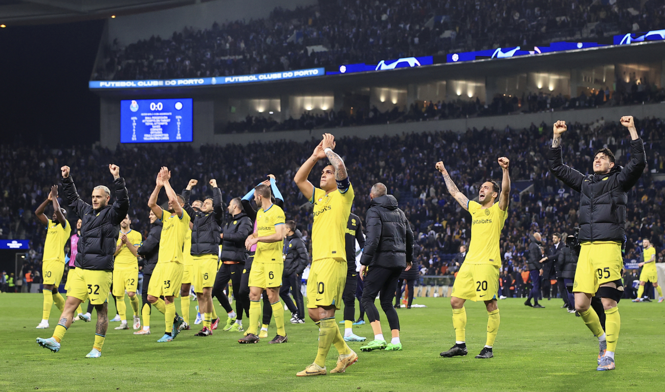 Inter Milan players celebrate at the end of their Champions League round of 16 2nd leg soccer match against FC Porto at the Dragao stadium in Porto Tuesday. The match ended in a goalless draw with Inter advancing on the 1-0 aggregate result. (AP)