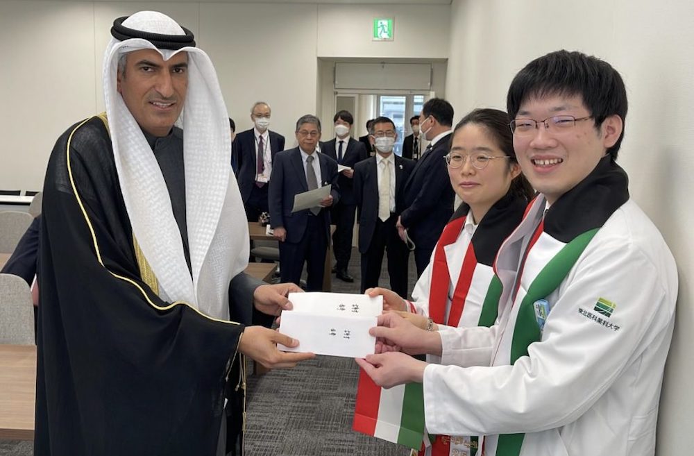 Above, Kuwait’s Ambassador to Japan, Sami Ghassab Alzamanan, at the Tokyo University of Medicine and Pharmacy last week. (ANJ photo)