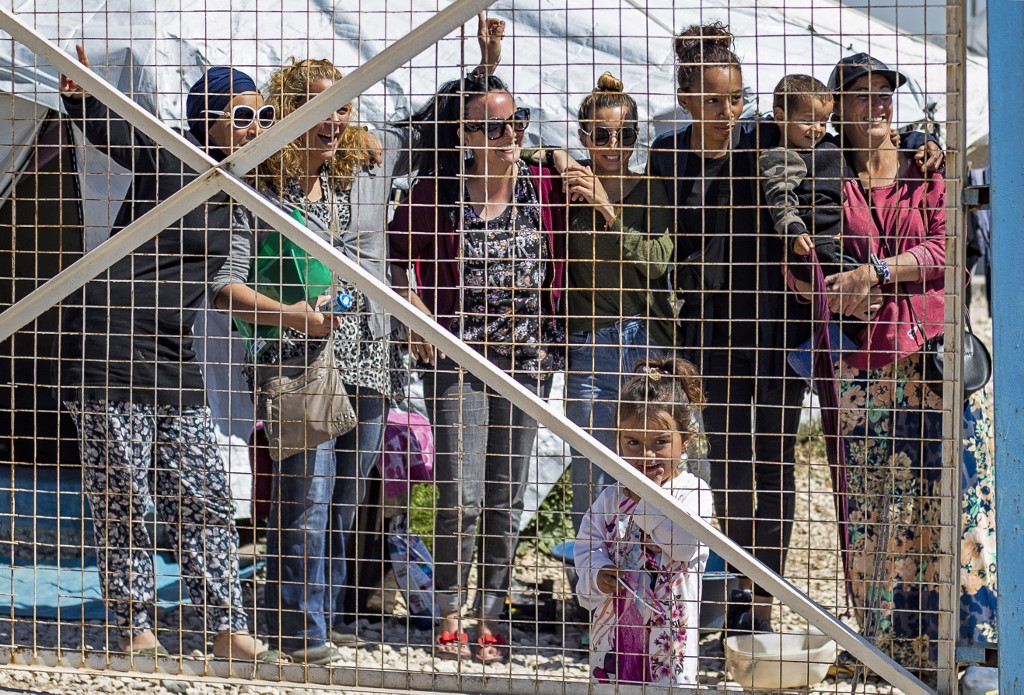 A group of women, reportedly the wives of suspected Daesh fighters, at Al-Roj camp in Syria in 2021. The Al-Roj camp houses thousands of former Daesh members and their families. (AFP file photo)