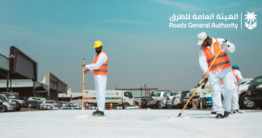 The Roads General Authority, in partnership with the Ministry of Municipal, Rural Affairs, and Housing, has begun conducting a new experiment to cool the roads in the Kingdom. (Twitter: @RGAsaudi)