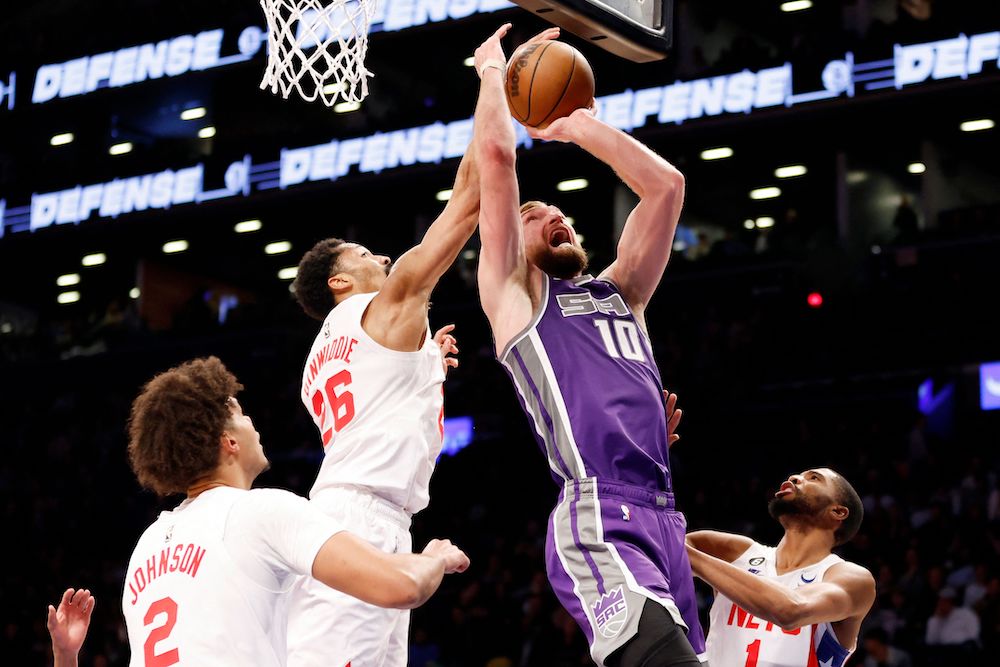 Kings clinch first winning season in 17 years, Pacers beat Bucks