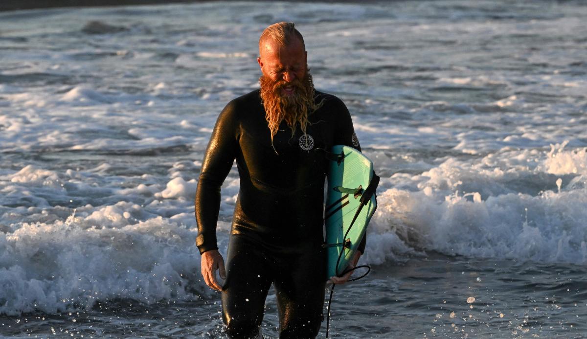 Australian surfs for 40 hours to smash world record