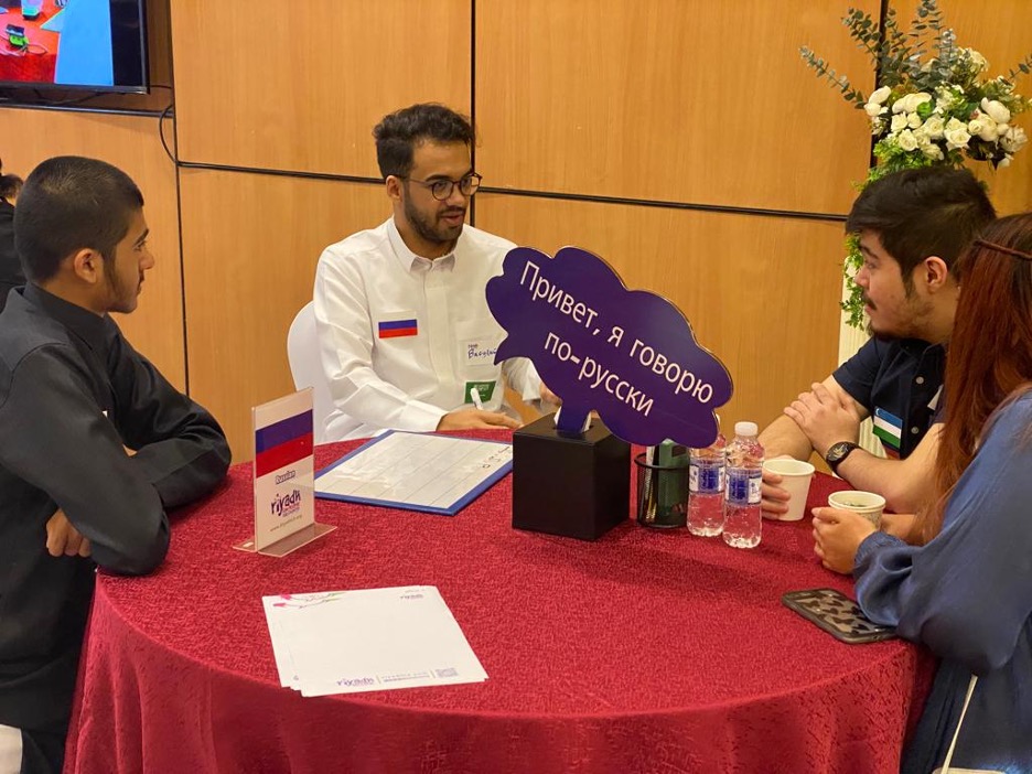 Attendees at the Riyadh language exchange practicing their Russian language. (AN Photo/Dhai Al-Mutairi)