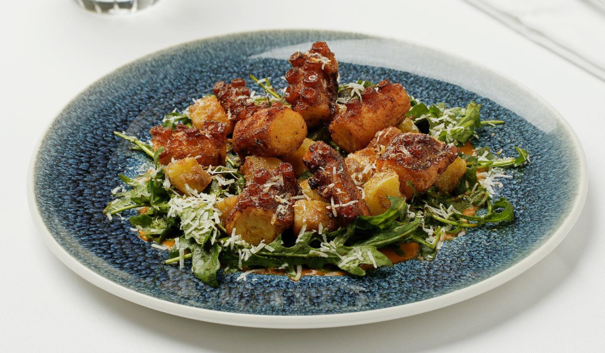 The octopus salad is a must-try, made with pan-fried octopus, rocket salad, potatoes, dry lemon dressing, and paprika: a combination of flavors that builds up anticipation for your next dish. (Photo/Instagram)