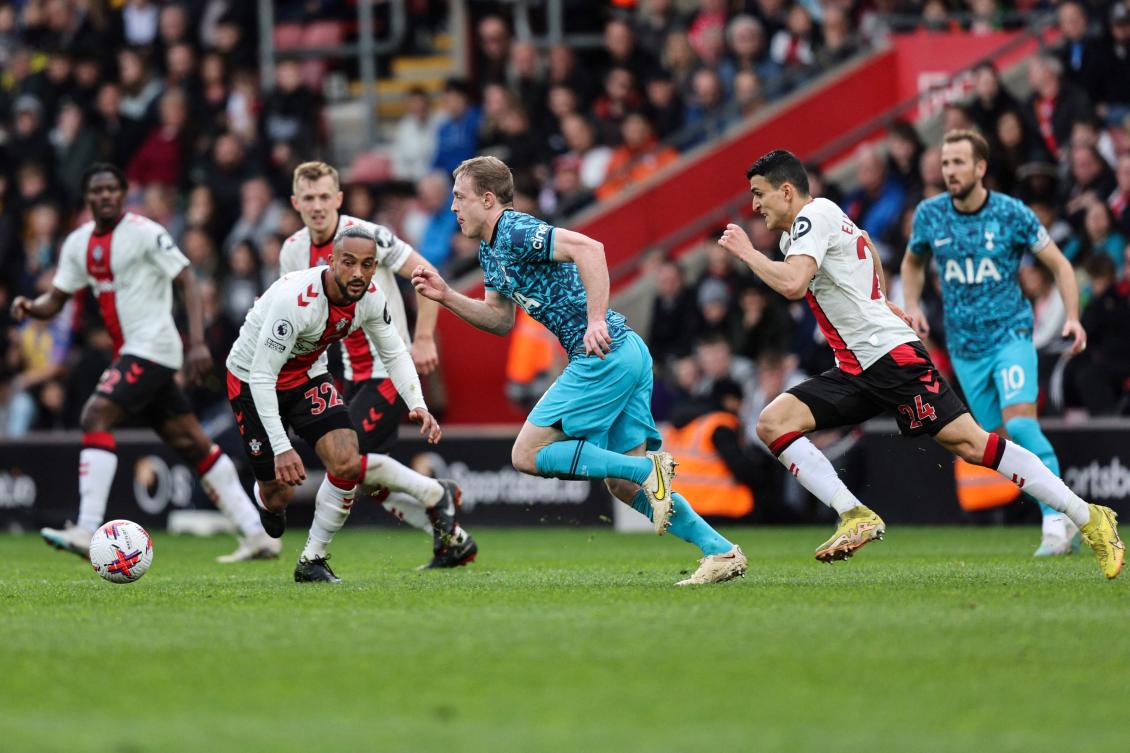 Southampton’s English midfielder Theo Walcott, Tottenham Hotspur’s English midfielder Oliver Skipp, Southampton’s English defender James Bree fight for the ball during their English Premier League match at St. Mary’s Stadium in Southampton on Mar. 18, 2023. (AFP)