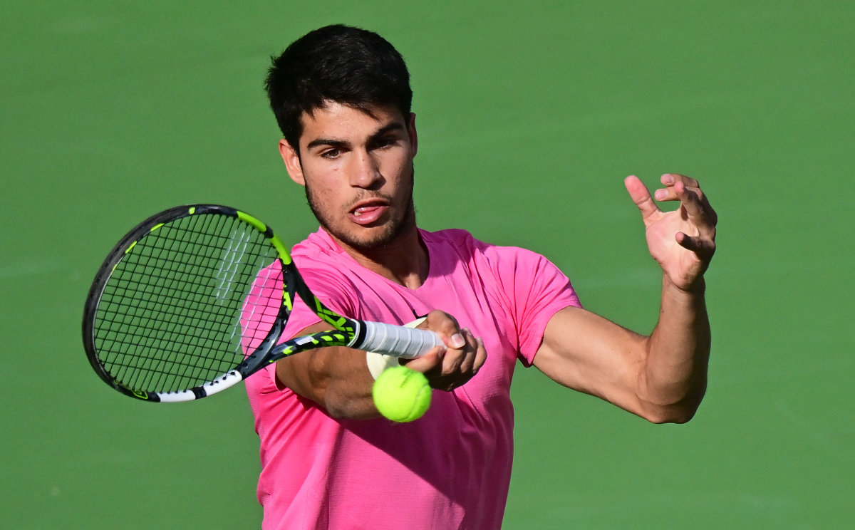 Alcaraz sets desert duel with Medvedev with No. 1 at stake