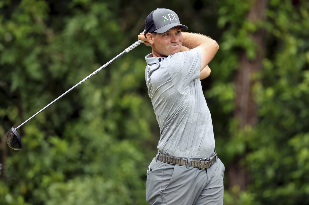 Schenk’s late birdie gives him lead over Spieth, Fleetwood
