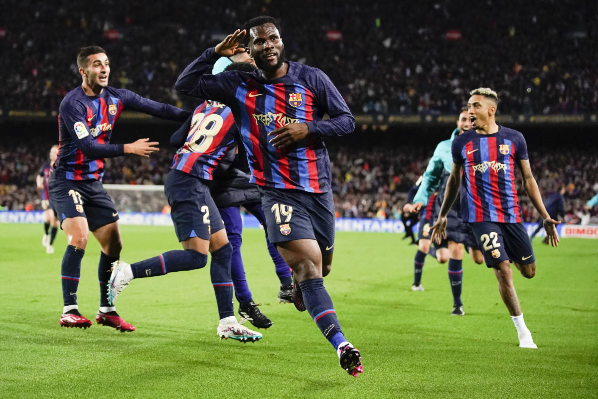 Barcelona rally to top Madrid, move closer to league title
