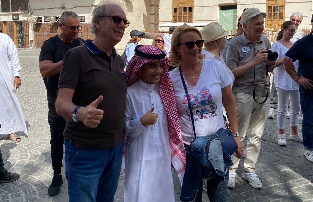 Saudi boy amazes tourists with his communication skills
