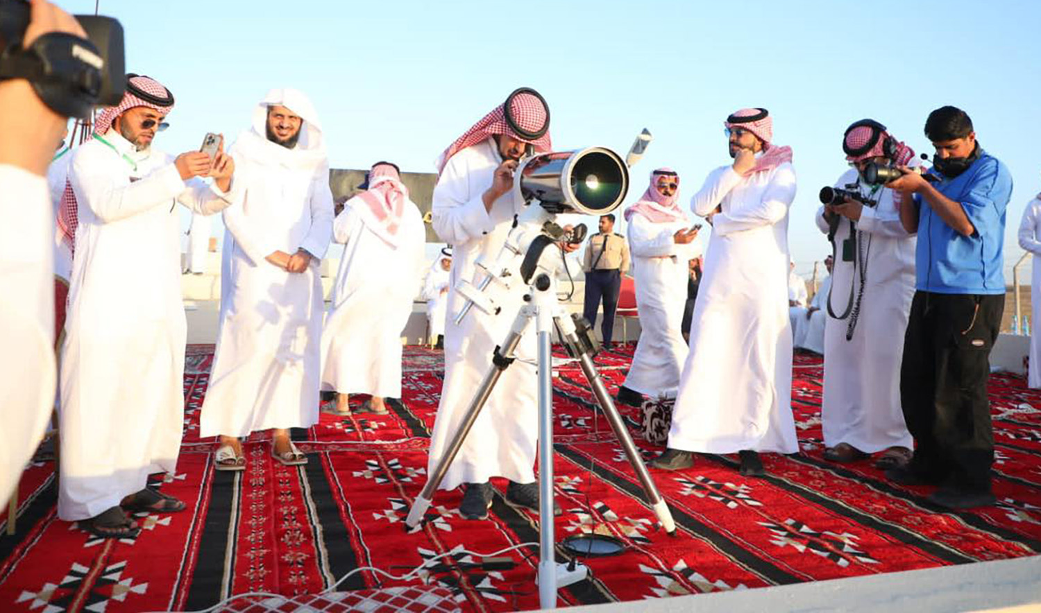 Officials searching for the Ramadan crescent moon at the observatory in Sudair on March 21, 2023. (Photo courtesy: @insharifain/Facebook)