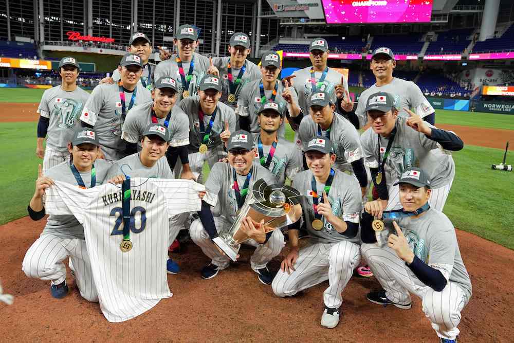 Team Japan poses for a photo after defeating Team USA 3-2 during the World Baseball Classic Championship at loanDepot park on Tuesday in Miami, Florida. (AFP)
