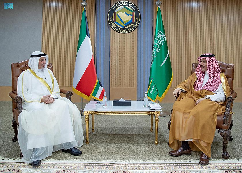 Saudi Foreign Minister Prince Faisal bin Farhan and his Kuwaiti counterpart in Riyadh. (SPA)