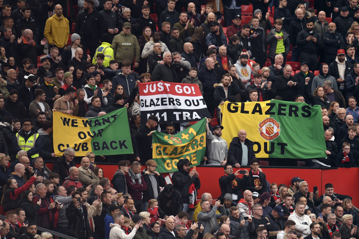 Battle to buy Man United heats up as Qatar banker, British billionaire prepare fresh bids