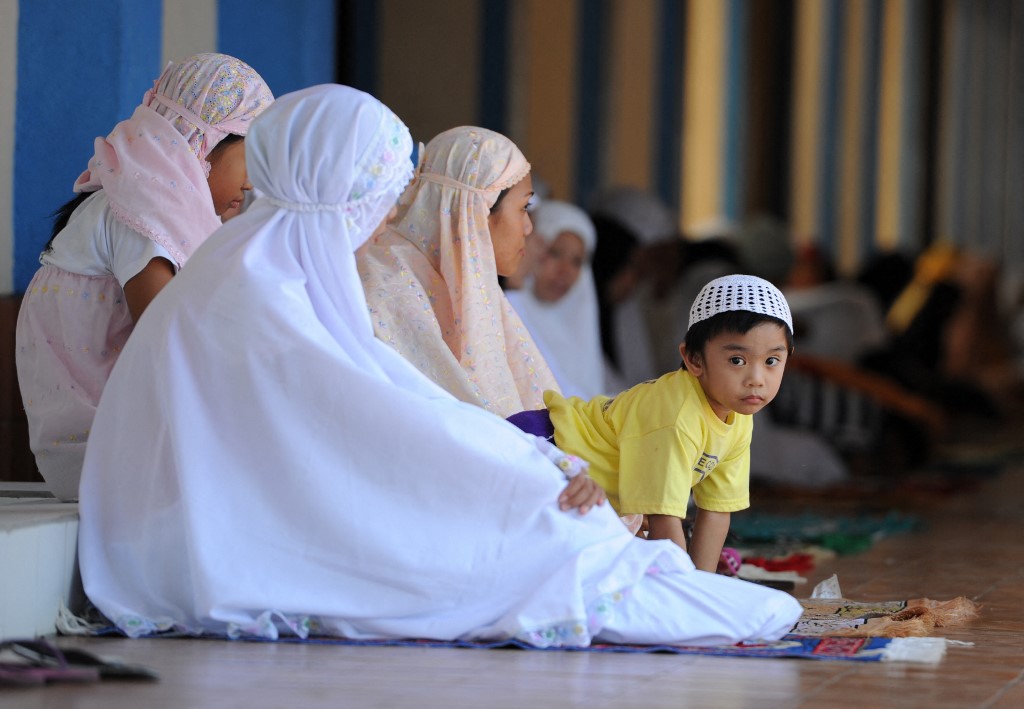 Philippine Muslims attend Friday prayers in Manila on March 1, 2013. (AFP/File)