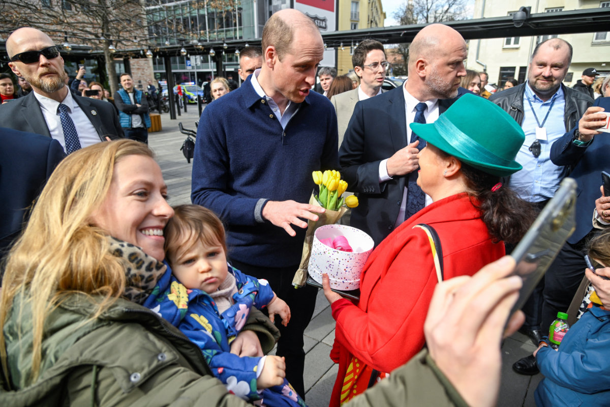 Britain's Prince William is greeted by well-wishers as he arrives to meet Ukrainian refugees at the Hala Koszyki Food Hall in Warsaw on March 23, 2023. (REUTERS/Toby Melville)