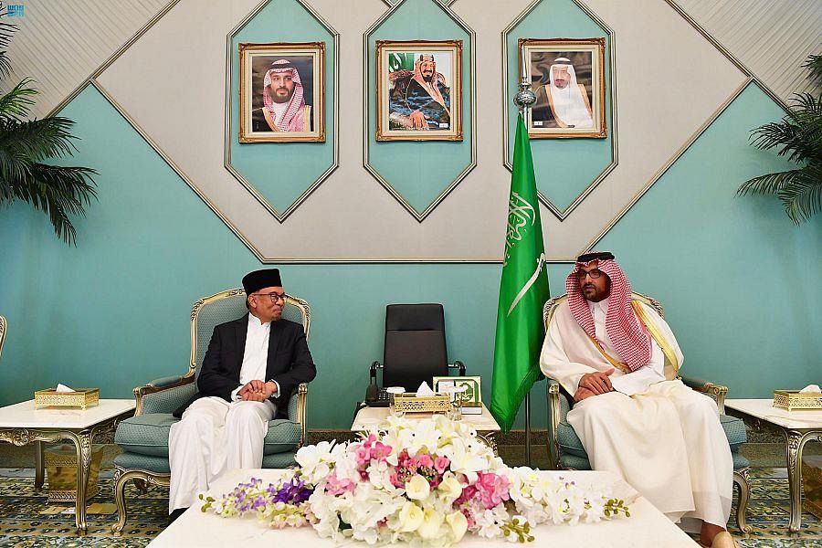 Malaysian Prime Minister, Anwar Ibrahim, arrived in Madinah on Friday to pay a visit to the Prophet's Mosque and to perform prayers. (SPA)