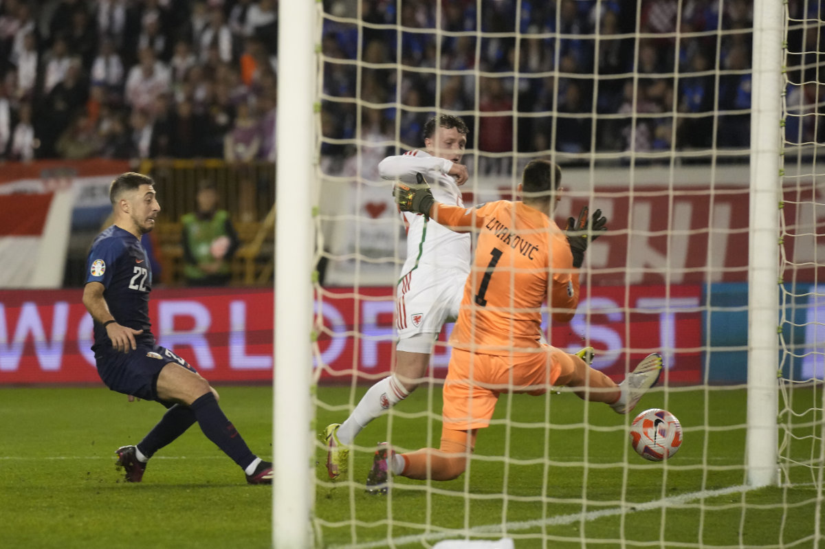Wales' Nathan Broadhead, center, scores his side's opening goal during the Euro 2024 group D qualifying football match between Croatia and Wales at the Poljud stadium in Split, Croatia, on March 25, 2023. (AP)